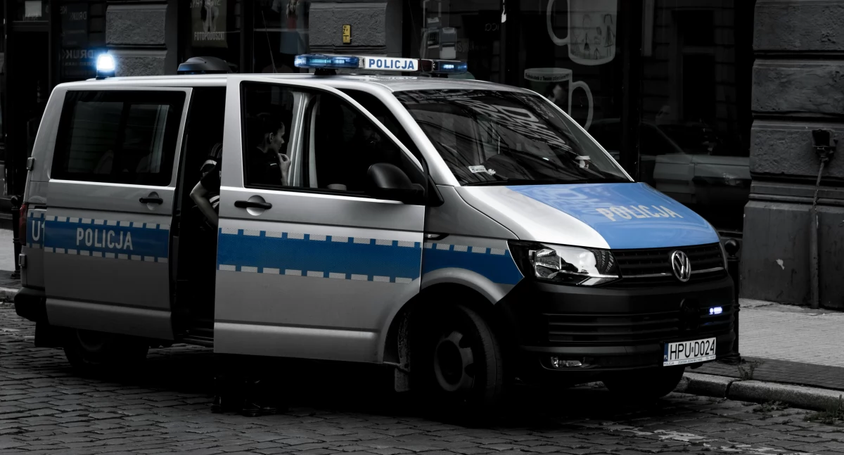 Zdjęcie przedstawiające radiowóz 