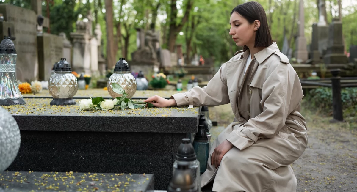 Zdjęcie kobiety na cmentarzu 