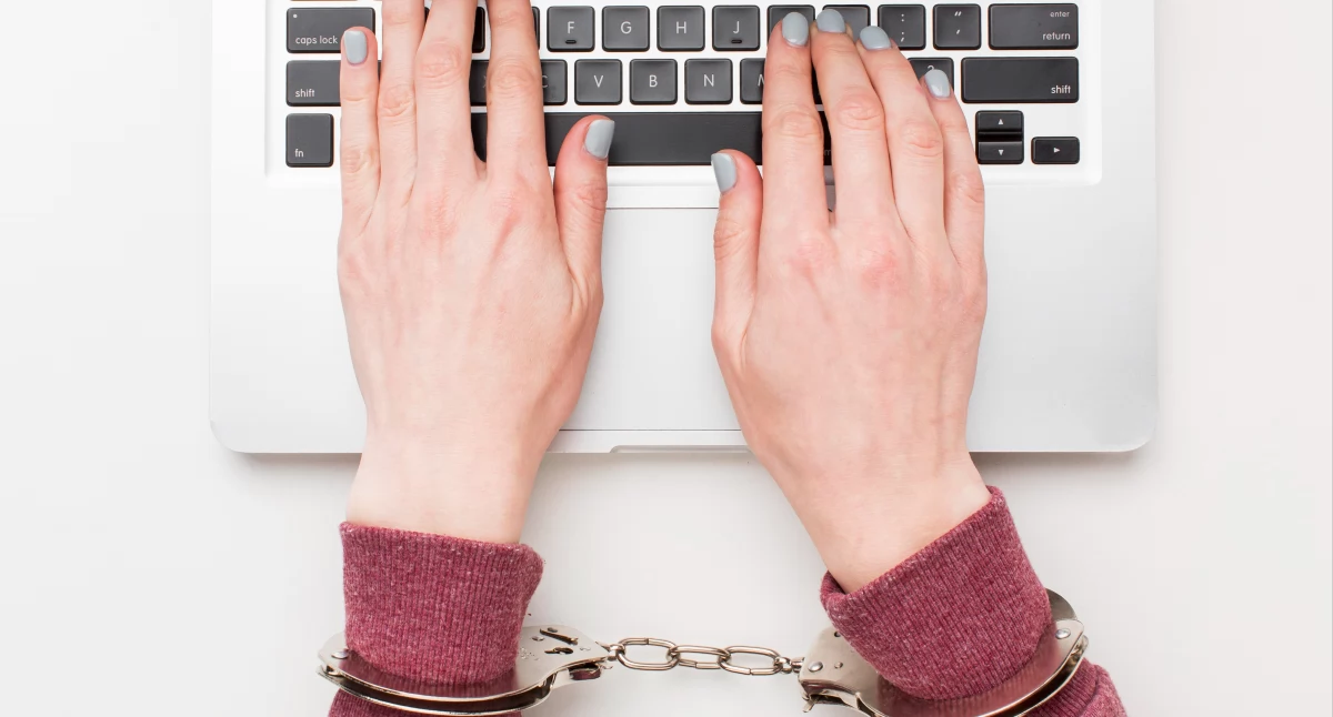 Kronika policyjna, latek zarzutami oszustwa internetowe ostrożność podczas zakupów online - zdjęcie, fotografia