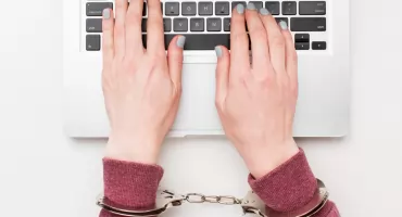 19-latek z 53 zarzutami za oszustwa internetowe – apel o ostrożność podczas zakupów online